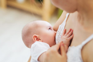 Vorteile von Muttermilch und stillen