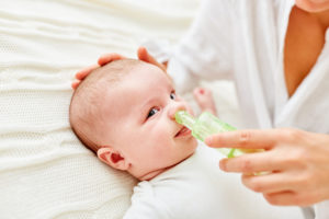 Baby hat Schnupfen Nasensauger hilft